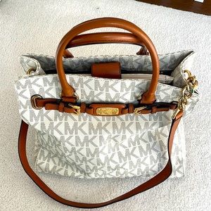 Michael Kors class initial large handbag with amazing detailing.